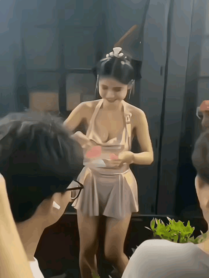 狗头萝莉给网友切西瓜吃，有网友举报她的着装有问题，理由是衣服太清凉，过度暴露，有