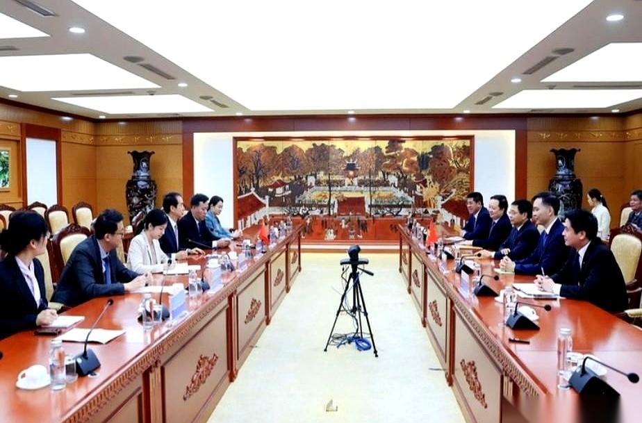 越南对新铁路的渴望，几乎写在了脸上。1月3号，财政部长前脚刚敲开中方大使的门，