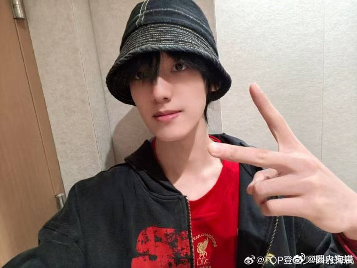 张泽禹发一下小猫张泽禹的小猫也太会卖萌了，慵懒又乖巧，眼神软乎乎，看完一天的坏