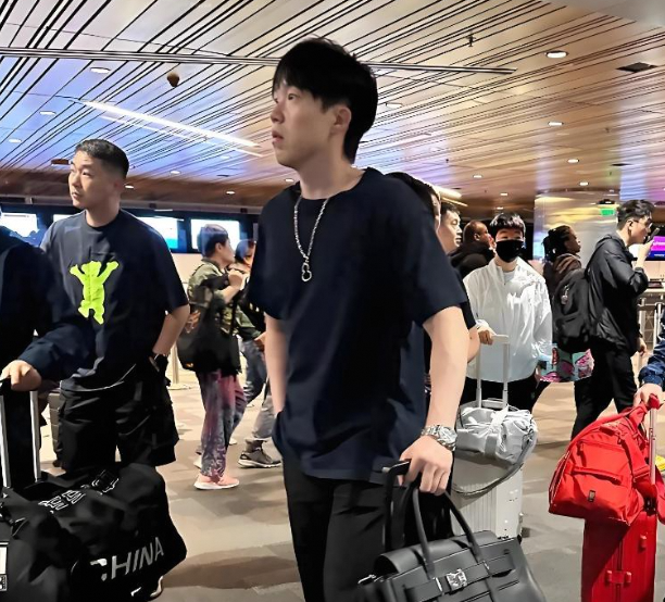 国乒出征多哈机场秀，王楚钦63.5万穿搭引热议