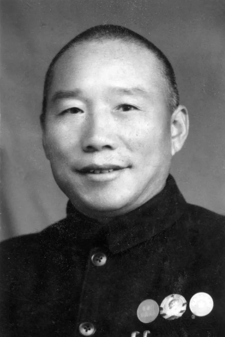 1948年，解放军抓到一个伙夫，战士们见这个伙夫年纪不小，比较可怜，就给他发了路
