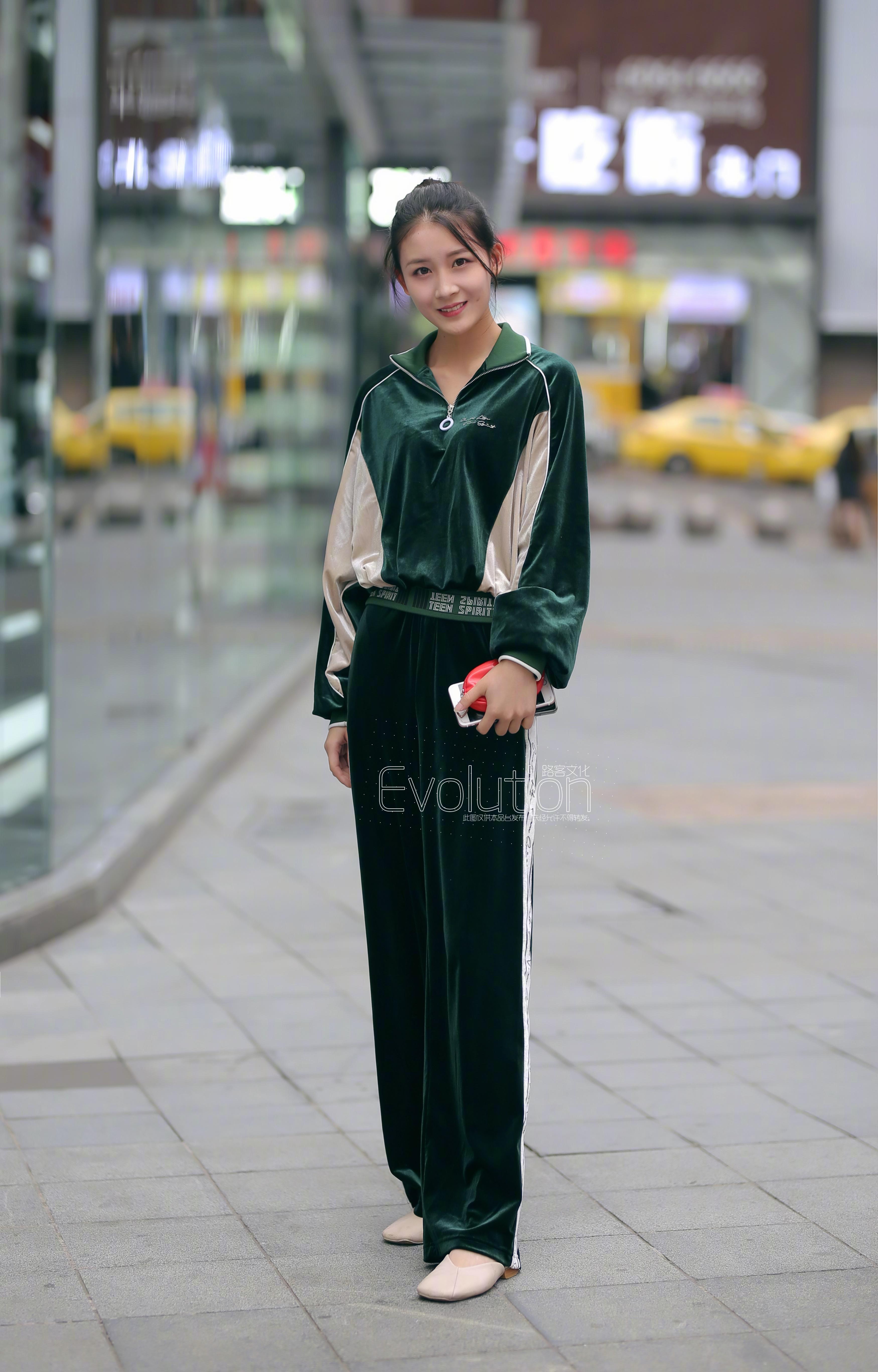说不上来这种墨绿色的丝绒款式服装看着就舒服​​​