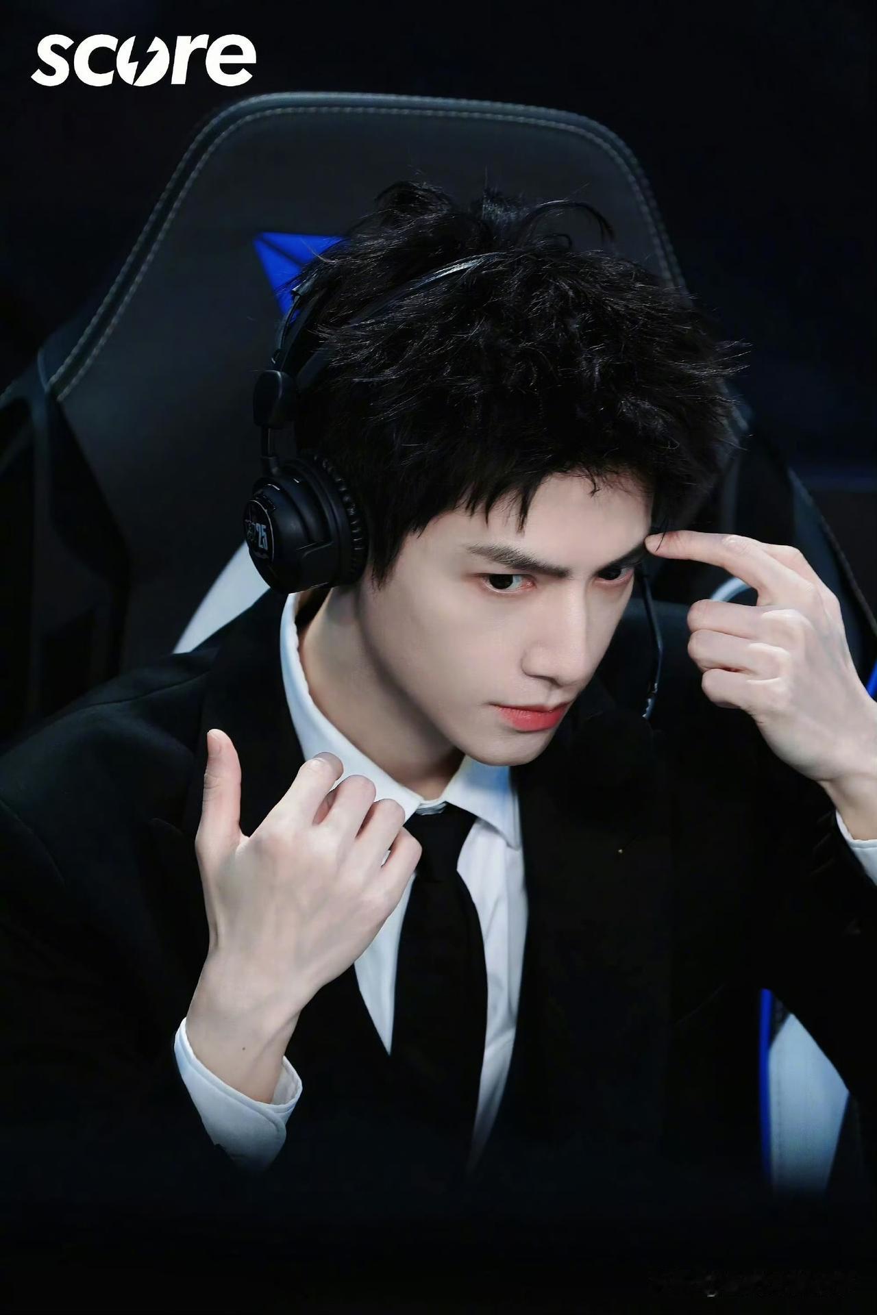 罗云熙这状态是直接把偶像剧男主焊在评论席了吧！谁懂～罗云熙以嘉宾身份现身S