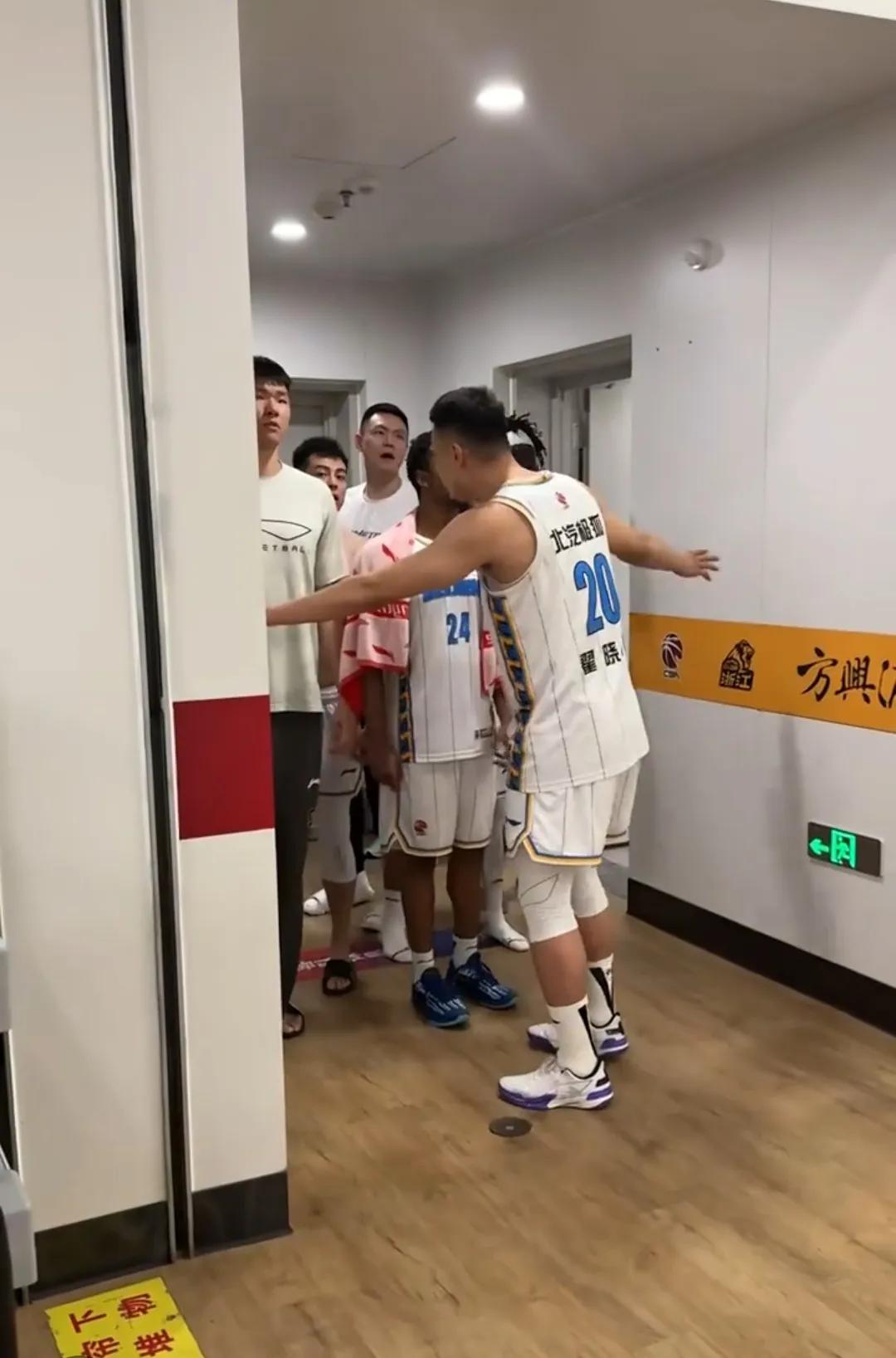 场内场外，翟晓川这个队长当之无愧！球场上，在球队被逼入绝境时，晓川用最后时刻