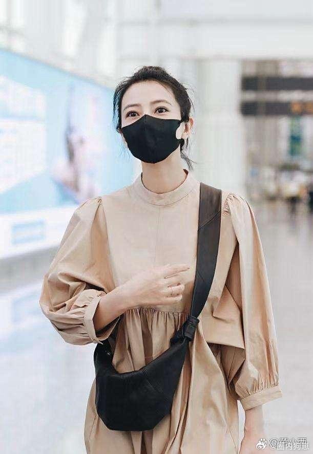 高圆圆机场私服好简约！杏色裙配丸子头，减龄又大气～​​​