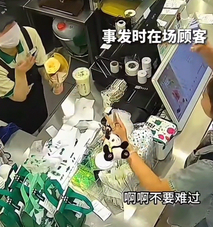 山东，一奶茶店的女店员工作时接待了一位顾客，期间也不知什么原因，这顾客突然劈头盖