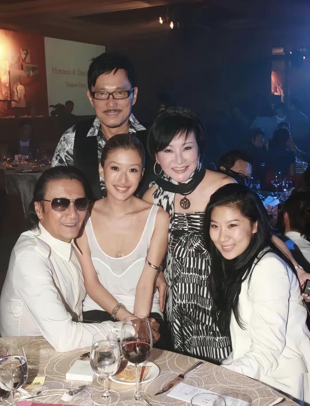 狄波拉以前对coco也很热情，一起聚会的时候，狄波拉还搂着coco合影，一点也不