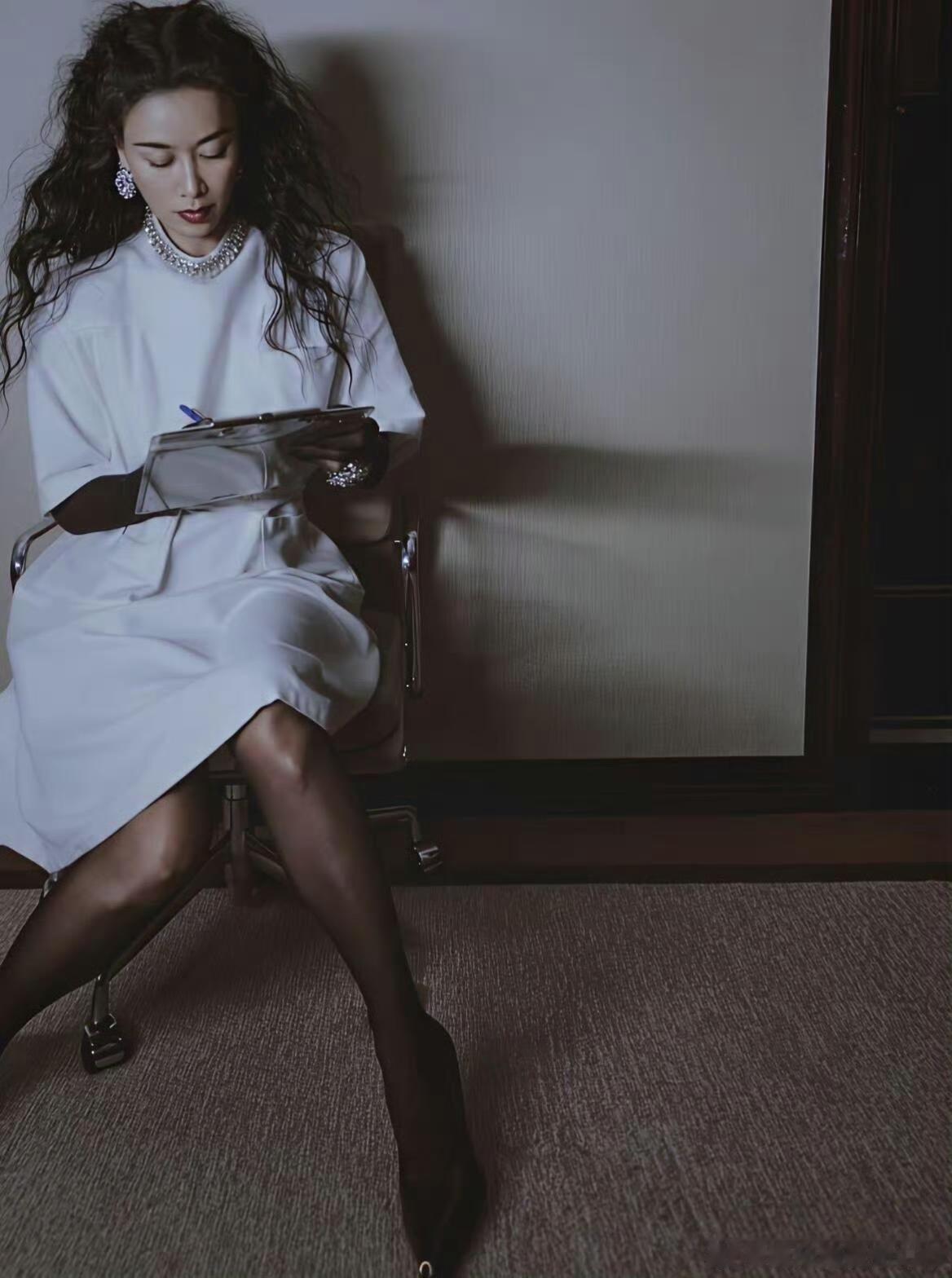 没想到那英也有时尚的一面