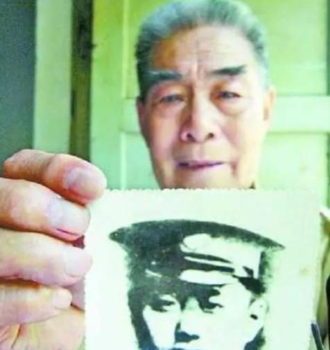 他误以为父亲是国军团长，但是在53岁的时候却被政府告知，你是红军首长的儿子，19