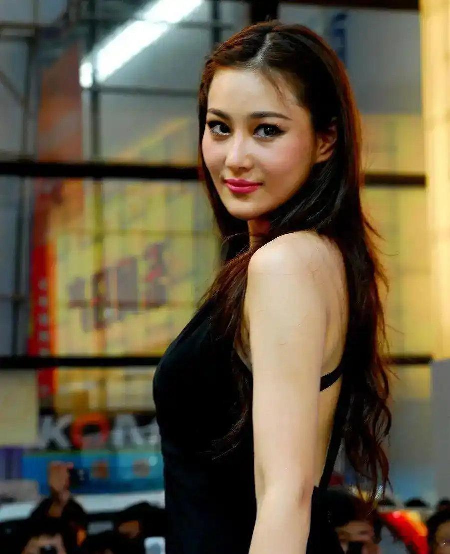 张馨予：狐系浓颜艳骨美人，媚骨天成，艳中带英，妩媚与飒爽共生​