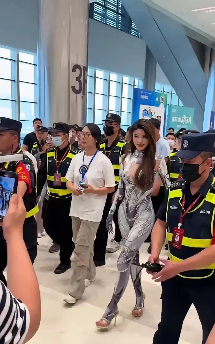 这身衣服的价格不便宜吧