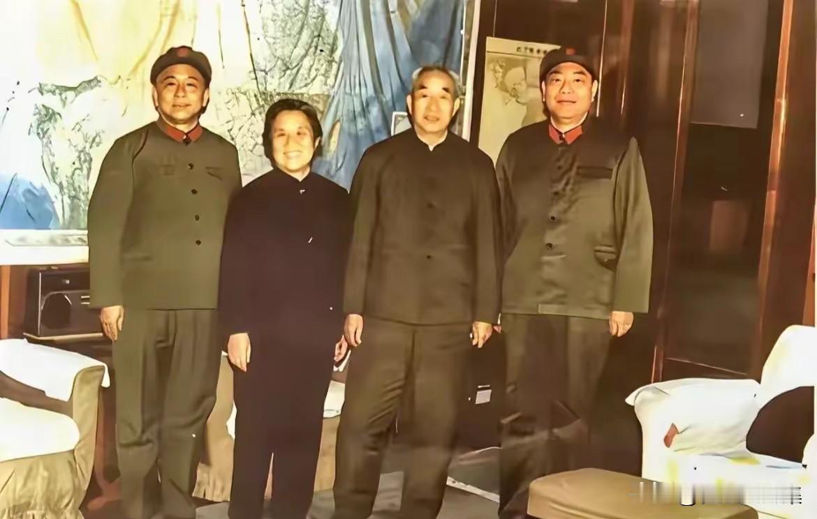 1984年，成都军区司令员王诚汉、成都军区司令员尤太忠探望老首长徐向前元帅，以及