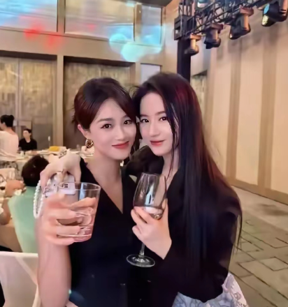 刘亦菲喝醉酒微醺的状态被拍到，脸上已经泛起了红晕，被拍到后眼神微怒​​​