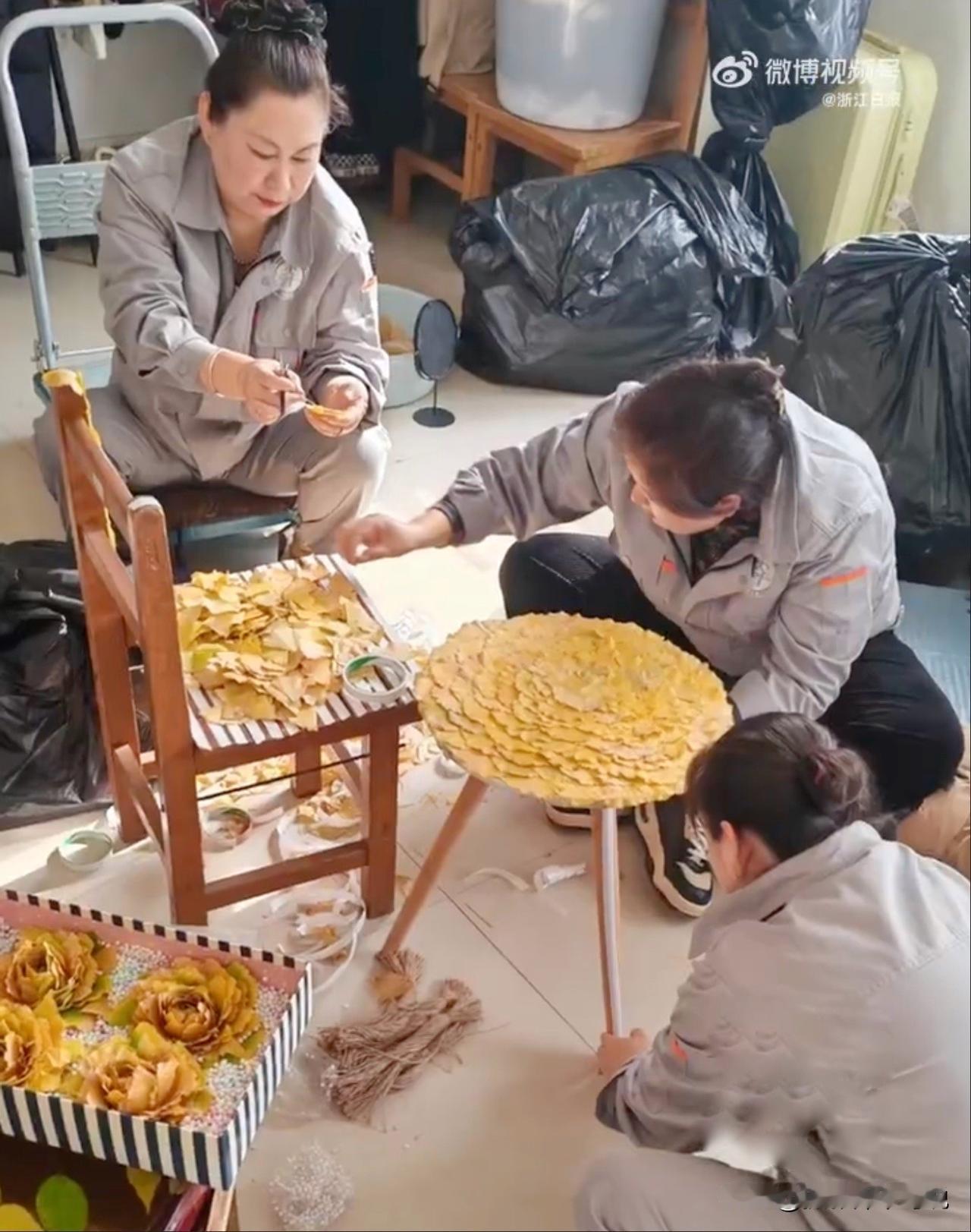 这是神仙保洁阿姨，一手出神入化的手工活直接把银杏叶变成了艺术品。大连外国语大学这