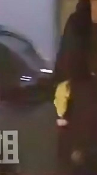 我服了，视频确实是田栩宁和若若，我现在就想知道若若你的包挂啥时候买的，想确定一下