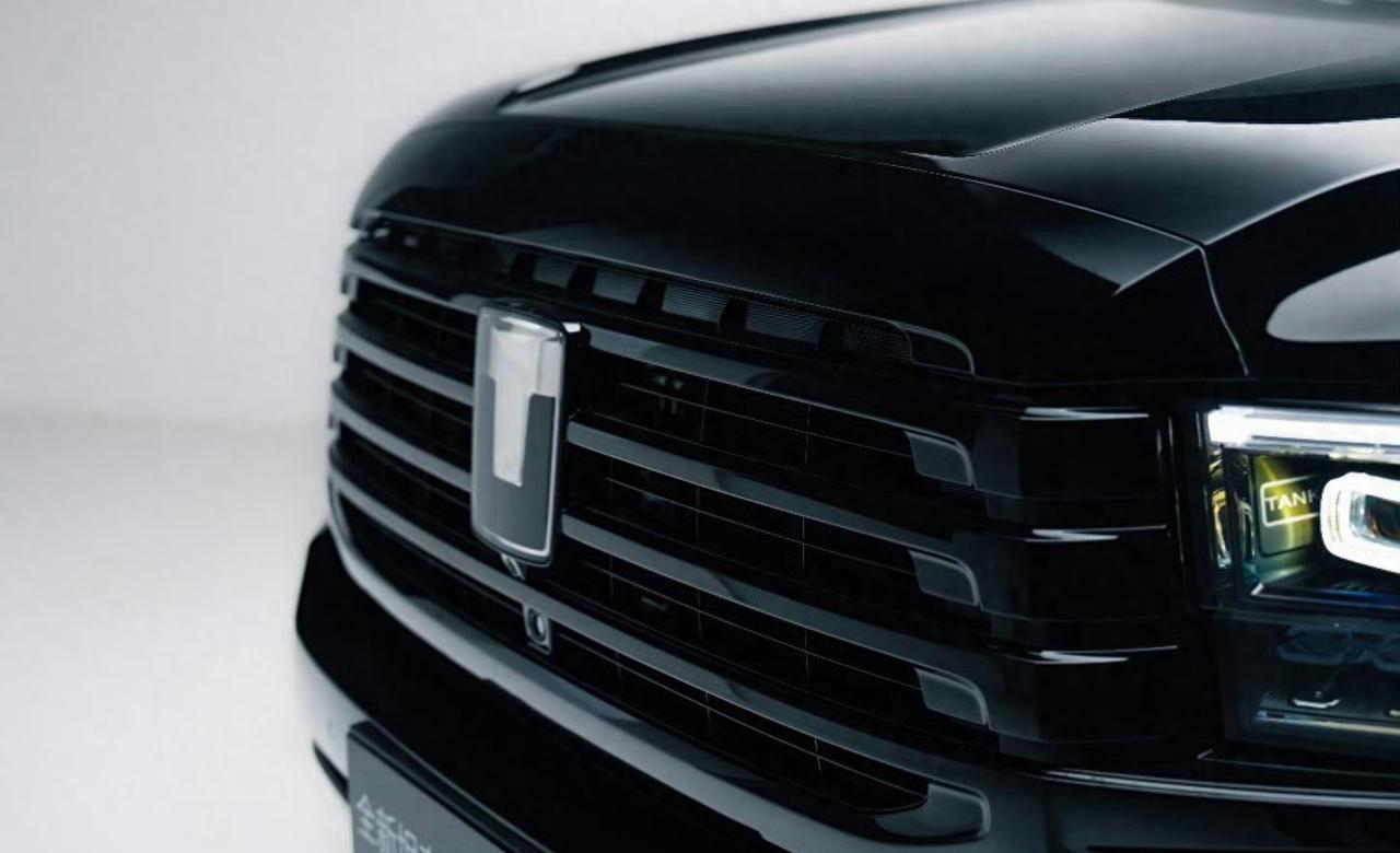 全新坦克500黑武士来了，朋友们觉得这个颜色好看嘛？采用定制全黑套件：黑色灯