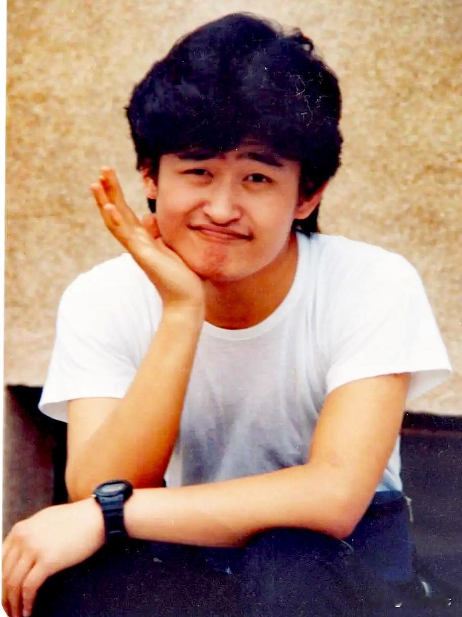 刘欢乃华语乐坛传奇。1963年生于天津，毕业于北京国际关系学院，却在音乐界