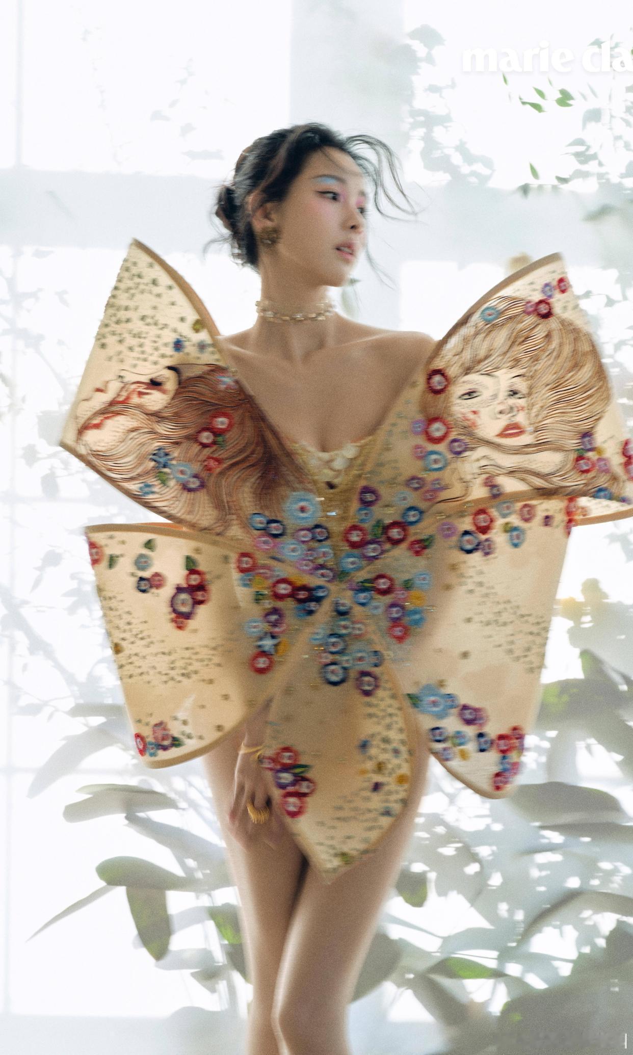 陈都灵看到这礼服，估计是又喜又悲。喜的是出道多年，终于迎来属于她的首套高定礼服