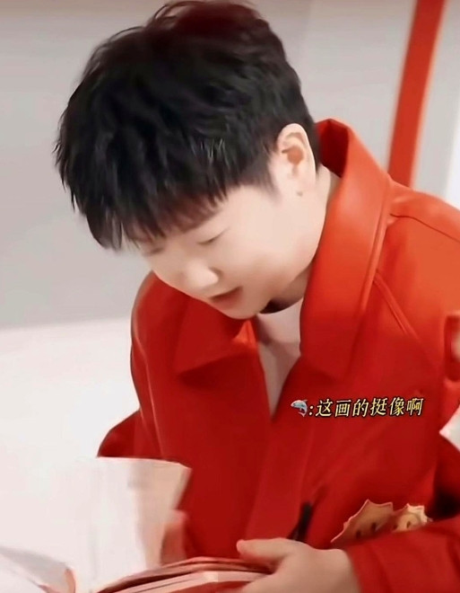 发现了吗？莎莎情商特别高。在节目里，男主持人给了她一本书，莎莎翻开来看了一