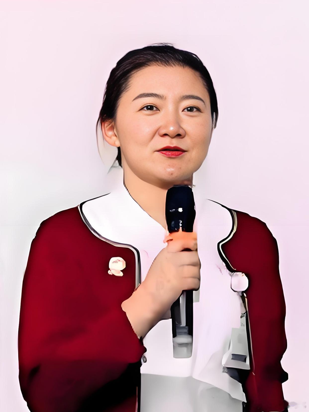 肖飞的后宫之一：护士长石玉慧。据说事情曝光后，她被医院撤职了。这个女人不
