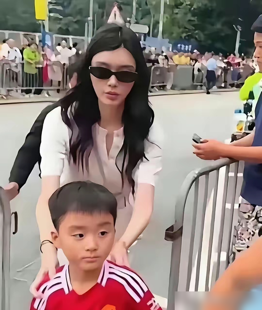 何猷君亲口说过，他追奚梦瑶时矮人家半个头。结果儿子一出生，直接把何家平均线干翻了。赌王何鸿燊个子不矮