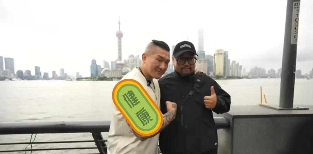 馆长：自己人不打自己人！台网红馆长今天下午来到了美丽的黄浦江边，在外滩对着美景
