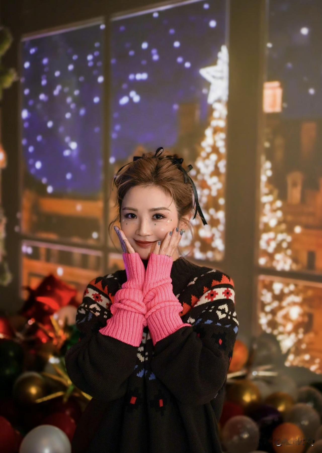 阿sa蔡卓妍过圣诞节，画了一个美美的妆，脸嫩得像少女，但手部些许粗糙了些，还是暴