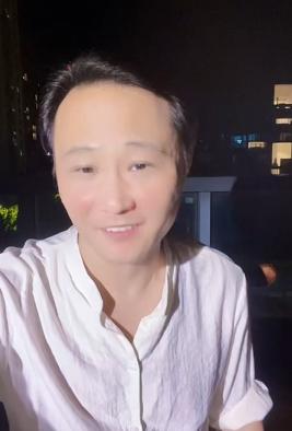 德云社前大师哥闫宗海聊郭德纲篡改红歌这件事，直接点出这就是明知故犯。他还模仿了郭