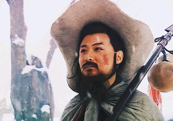 林冲到了梁山才恍然大悟，害他家破人亡的其实不是高俅，而是最信任的人。梁山的夜