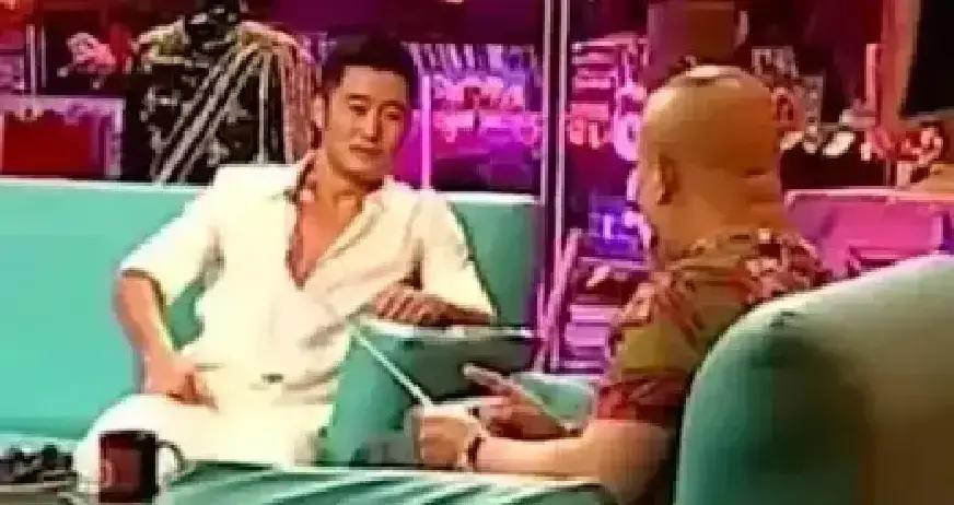 饭局刚开，吴京举杯就来劲：“我家正白旗多尔衮后代，御林军+武状元！”郭德纲嚼着茴