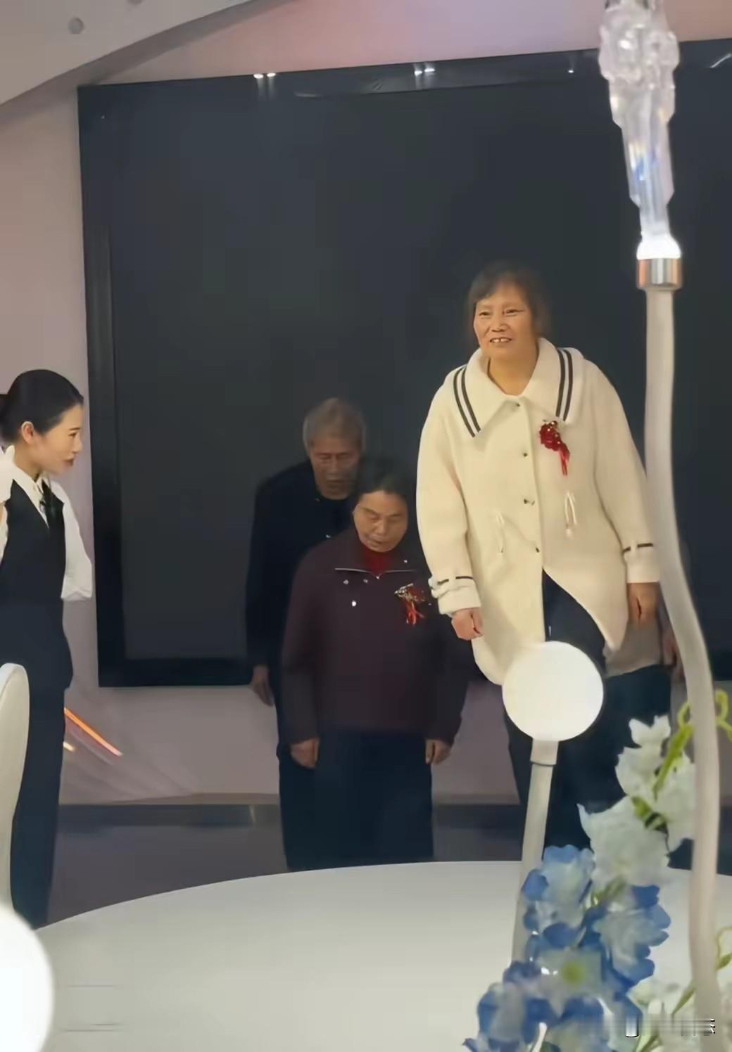 不要再嫌弃自己的父母在婚礼上穿得不体面给自己丢脸了！其实看得出来，妈妈已经是