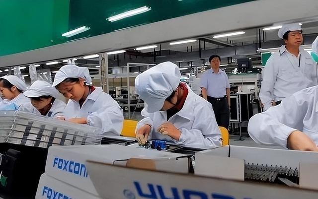 中国手机全面撤离！莫迪慌了，外媒：更可怕的才刚刚开始。大家有没有发现，曾经挤破头