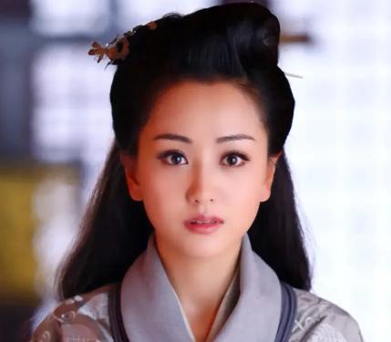 公元前54年，被汉宣帝幽禁在昭台宫十二年之久的霍成君手捧着一份刚接到的圣旨，喃喃
