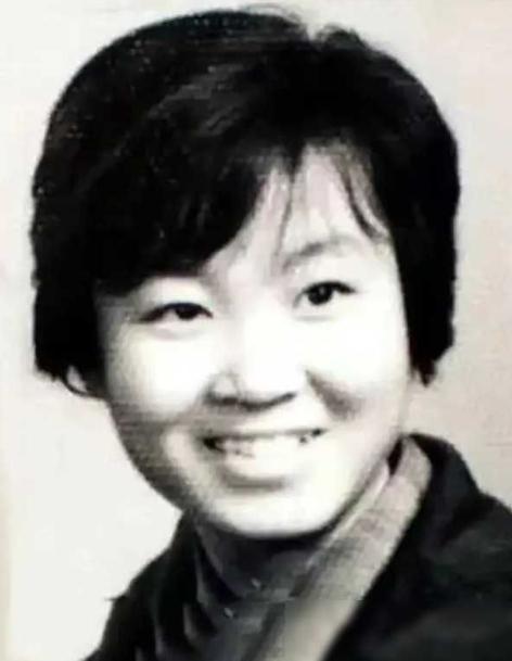 1974年，一21岁女知青夜间独自去厕所时神秘失踪。连队把整座山翻了个遍，却仍然