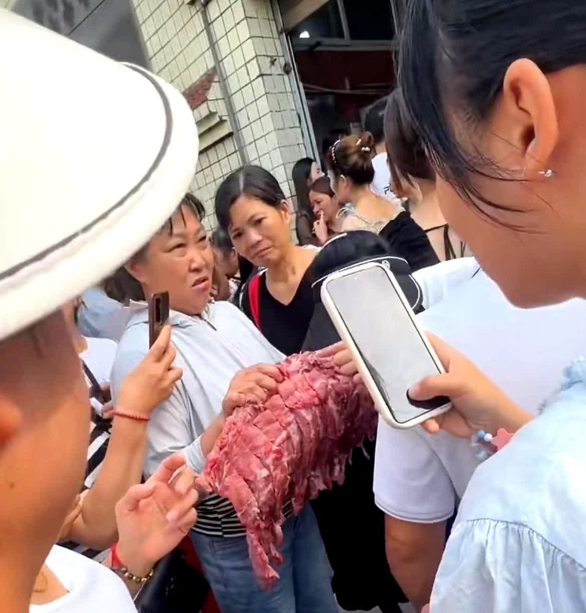 给学生吃臭肉、臭排骨，老师吃好肉！四川一小学食堂给孩子做臭排骨、淋巴肉，