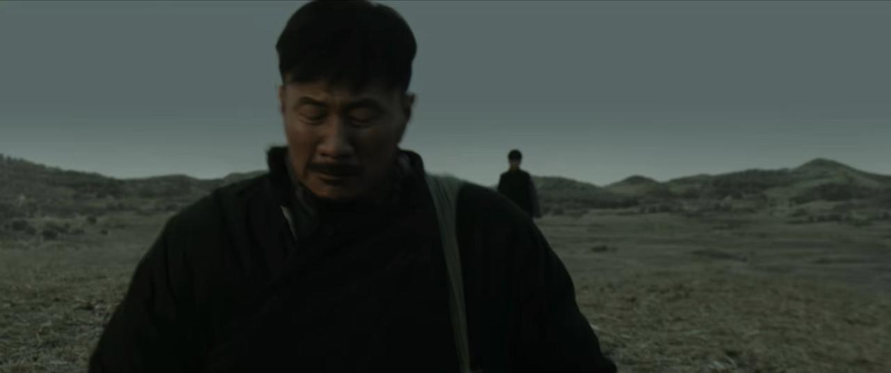 《归队》最让人破防的一场戏大概就是胡军饰演的鲁长山离开家的时候吧。家里老婆孩