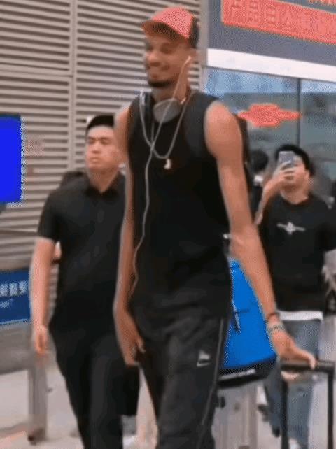 文班亚马终于还俗了！这小子结束了在嵩山少林寺的十天修炼，眼下终于向后转了！虽然文