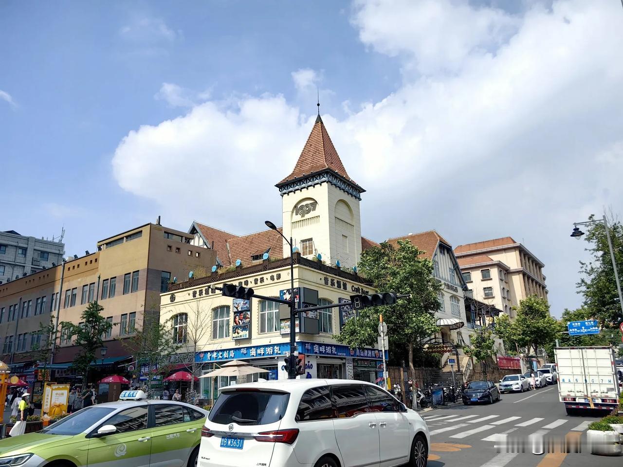 青岛的城建现实直接让我颠覆了对它印象中的高端、大气、上档次。以前没去过青岛，印象