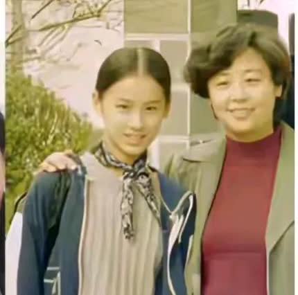 生了个这么如花似玉的女儿，看把黄圣依妈妈乐得笑得合不拢嘴。