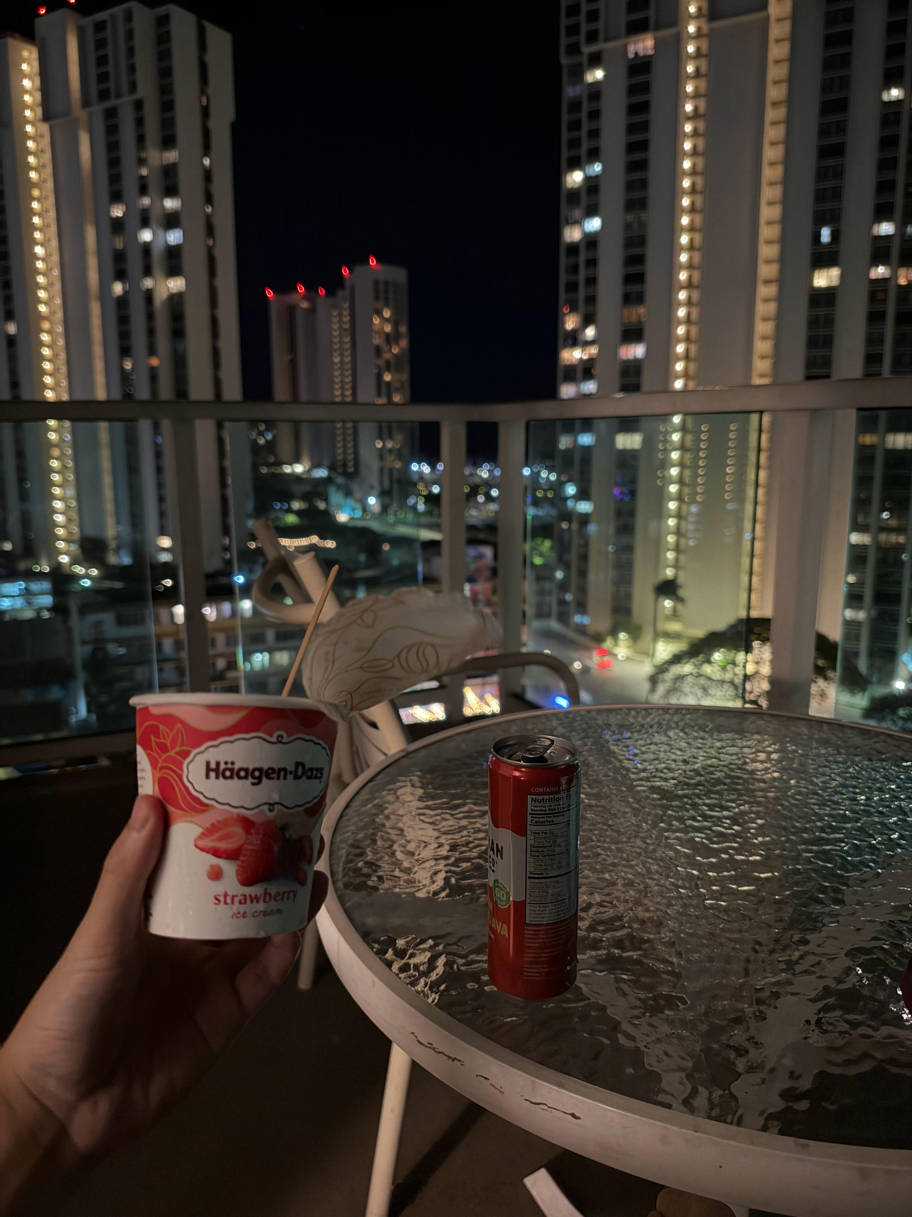 这个点的夏威夷小阳台，吹着海风还是很舒服的[墨镜][墨镜]​​​