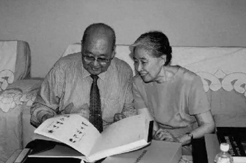 49年刘少奇初见岳父岳母，席间泄一个“密”，王光美不高兴了“1949年2月3