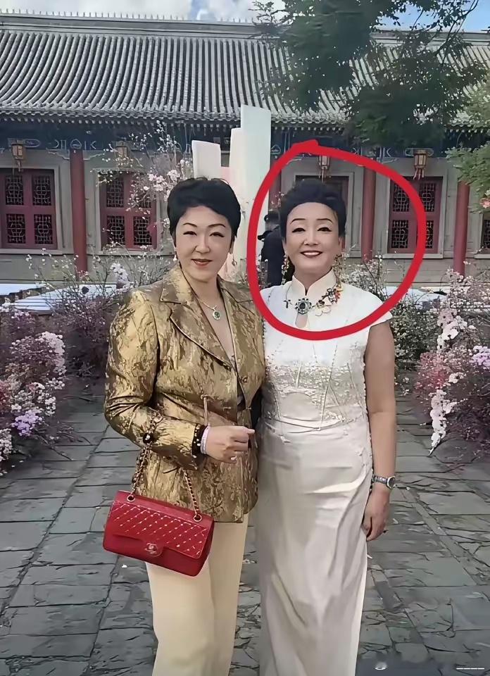 张兰的新闻又上了热搜！​我这人比较好奇，没事就爱吃瓜，看看热闹。原本以为这条新闻