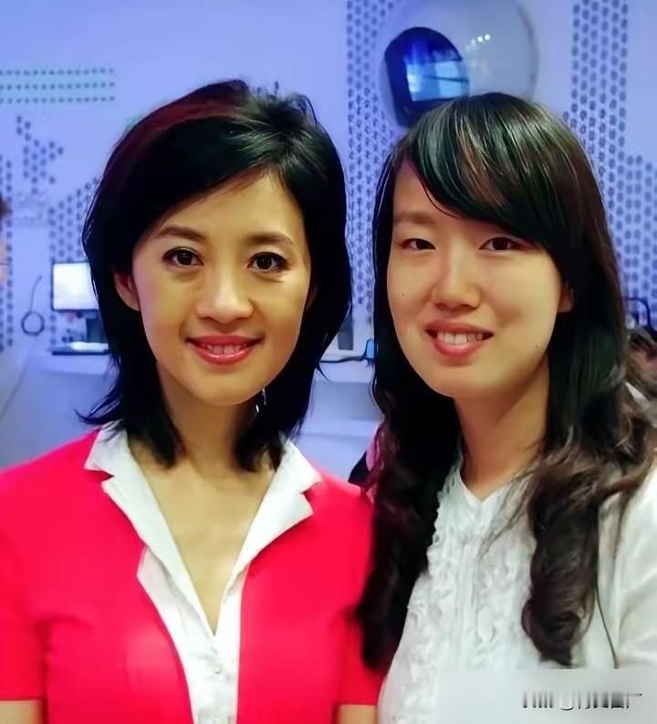 57岁许戈辉，晒了张和21岁女儿的合照。评论区炸了。焦点就一个：女儿长相，完