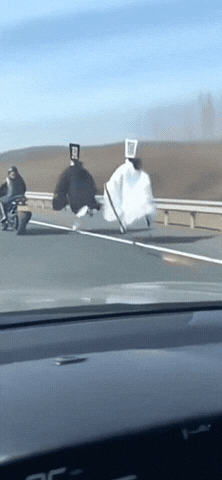 高速上惊现“黑白无常”追摩托！亲历网友吓破胆，而评论区笑不活了！家人们谁懂啊