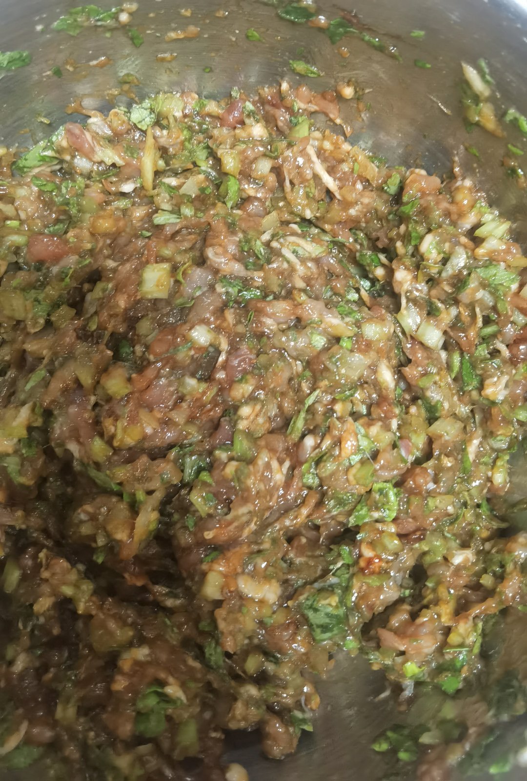 一共三口人，我是啥也不挑，那爷俩可倒好，一个爱吃素馅，一个爱吃肉馅，一个爱吃水饺