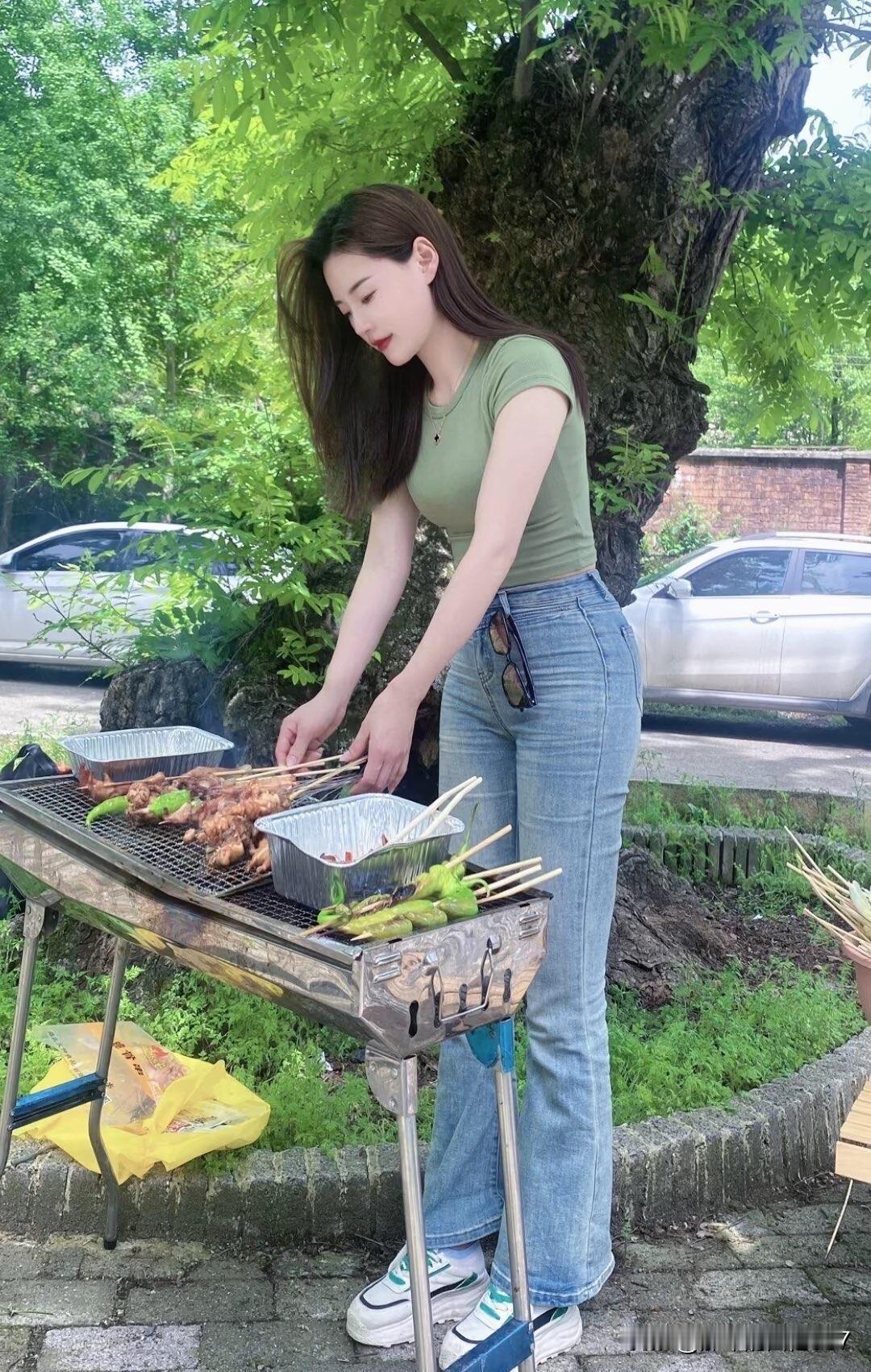 夏日野餐，美味烧烤，与自然亲密接触