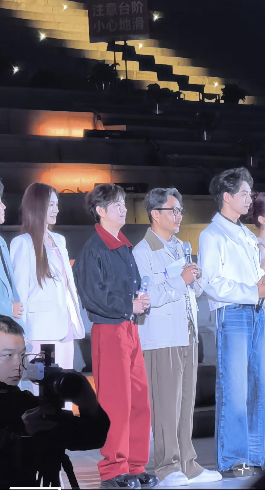 9月17日，汪涵参加芒果2026秋季招商大会，穿着打扮太随意遭吐槽，他头发花白身