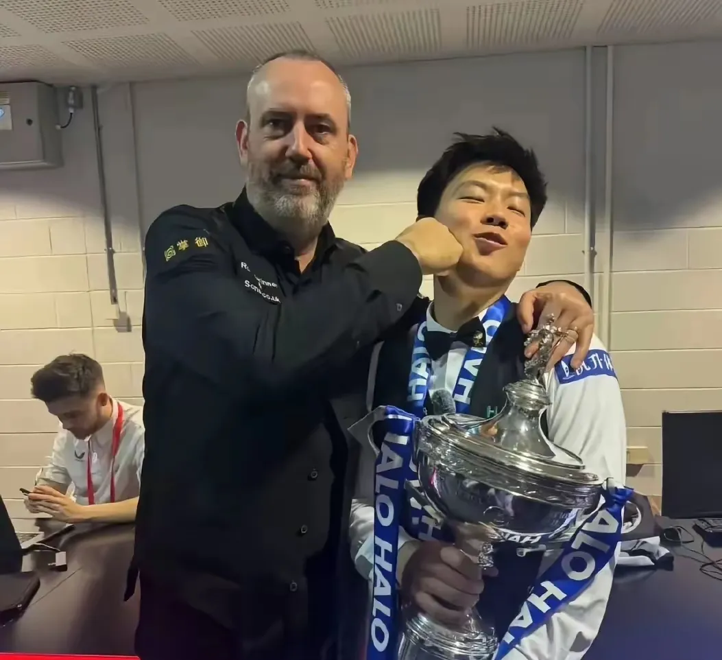 比赛结束，合影时马叔右拳捅了下童心一拳，似乎在说“你小子还算醒目，不然让你师傅奥