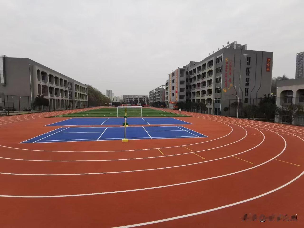 私立学校教师实际上就是个打工的，和农民工没有区别，校长就是老板，想要你怎样就怎样