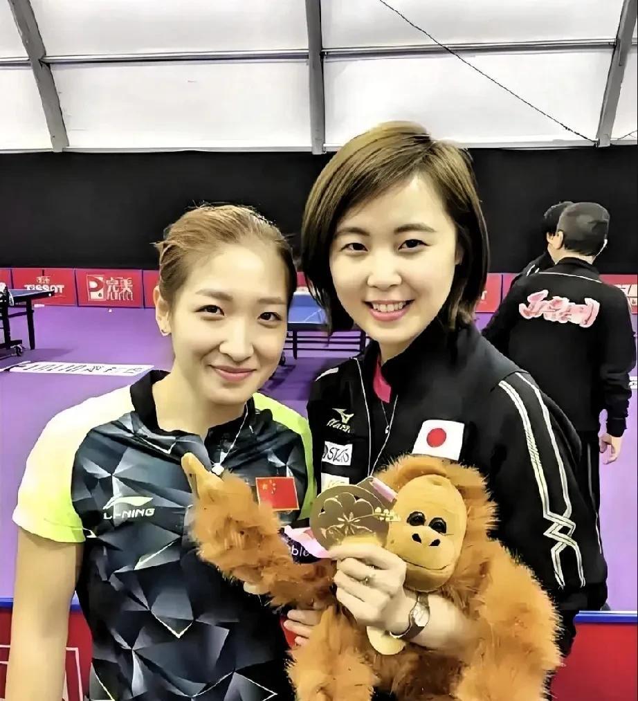 同样都是乒乓界公认的刘氏大美女，但两人站在一起同框，颜值、身材、气质谁高谁低，不